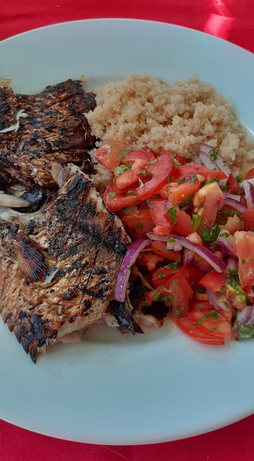 Couac en attiéké à la sardine de Guyane grillée