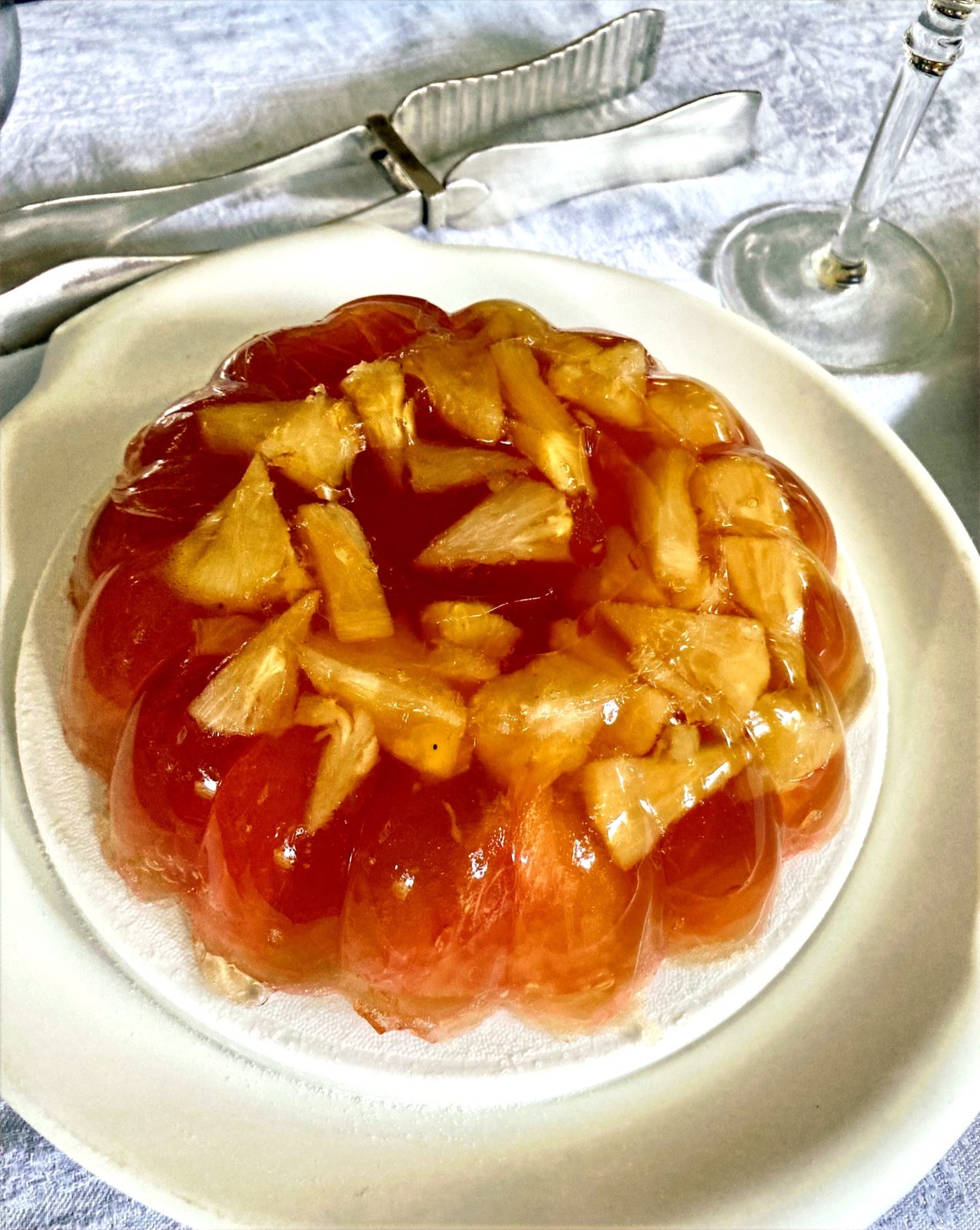 Une gelée au champagne à l'ananas flambé et au pamplemousse