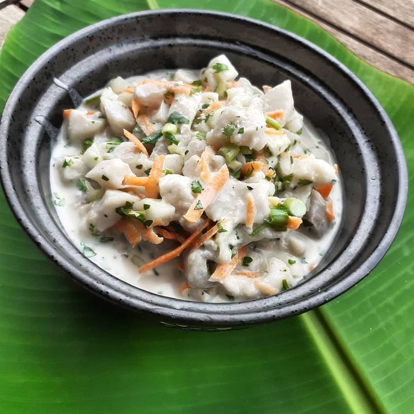 Salade de poisson cru à la tahitienne. Poisson frais et cru mariné au citron vert, coriandre, lait de coco