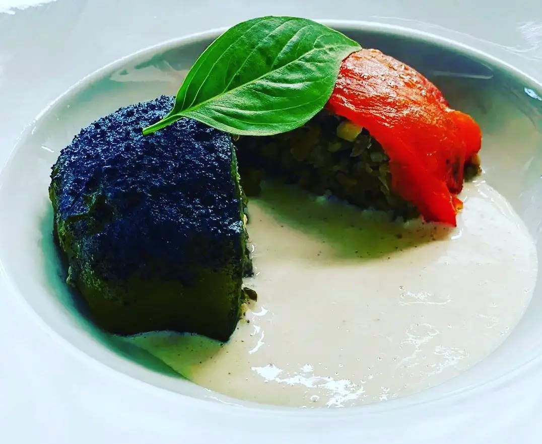 Poivrons farcis, tempeh et champignons, crème d'ail