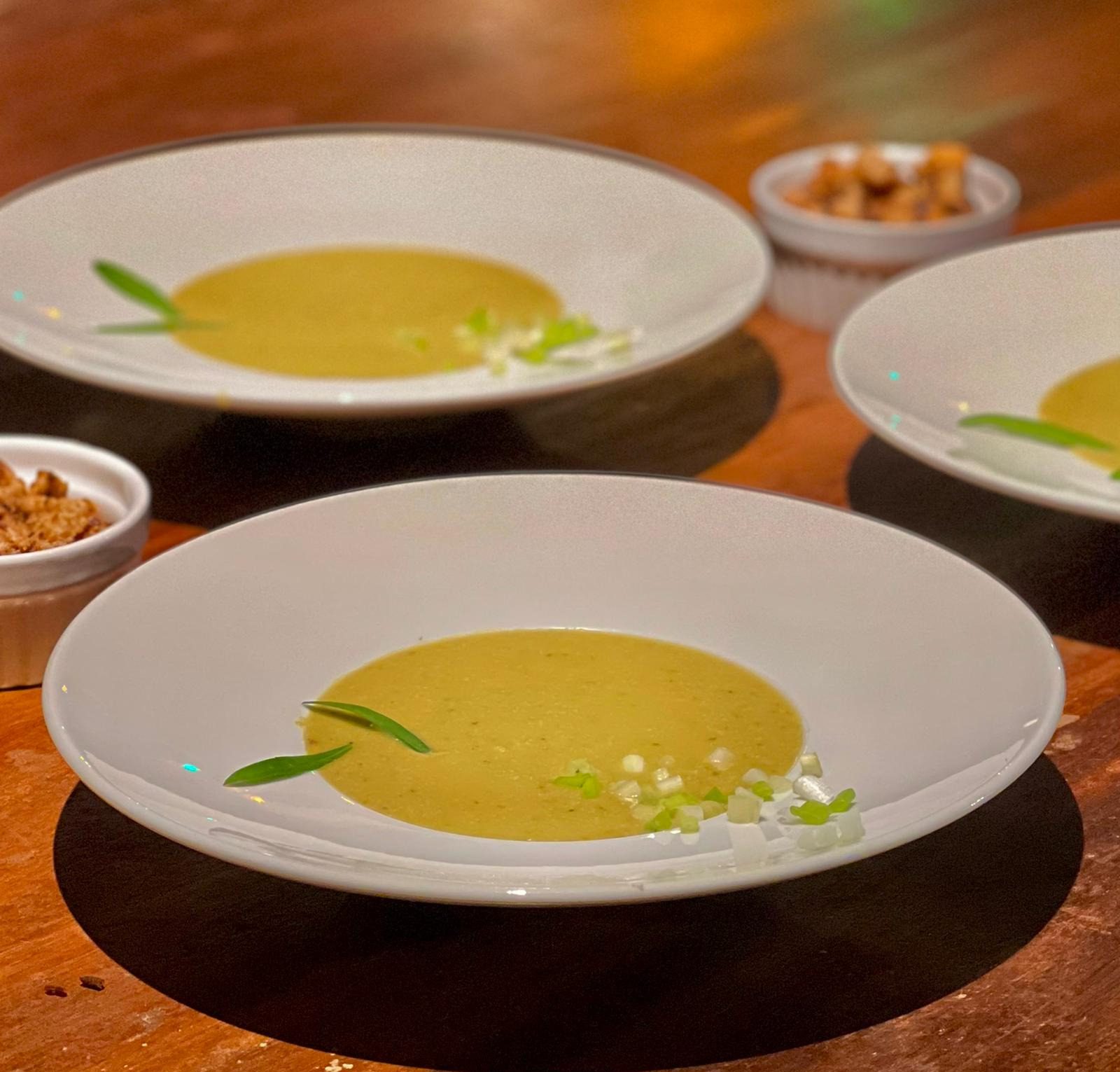 Potage aux pois cassés et au tofu fumé