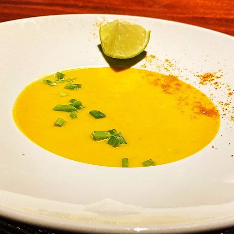 Velouté de giraumon, coco et gingembre, soupe de giraumon (ou potiron), lait de coco et gingembre mixée.